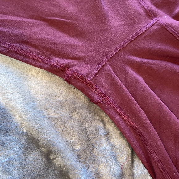 Lulu Lemon maroon leggings with hidden pocket - Picture 6 of 6